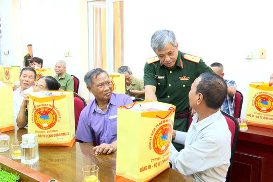 Quân khu 3 trao quà tri ân người có công