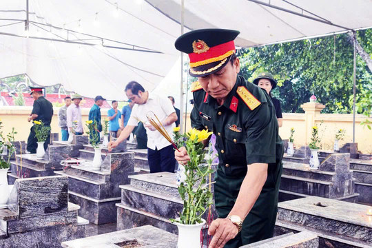Hoàn nguyên từng phần mộ liệt sĩ với cả tấm lòng