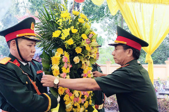 Hoàn nguyên từng phần mộ liệt sĩ với cả tấm lòng