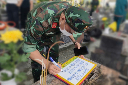 Hoàn nguyên từng phần mộ liệt sĩ với cả tấm lòng