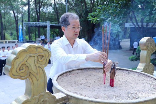 Chánh án TANDTC Nguyễn Văn Quảng dâng hương tưởng niệm các Anh hùng liệt sĩ tại Quảng Trị