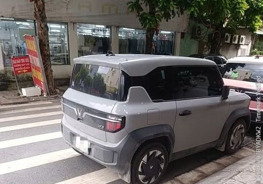 CSGT xử lý tài xế vi phạm đỗ xe trên vạch qua đường từ phản ánh của người dân