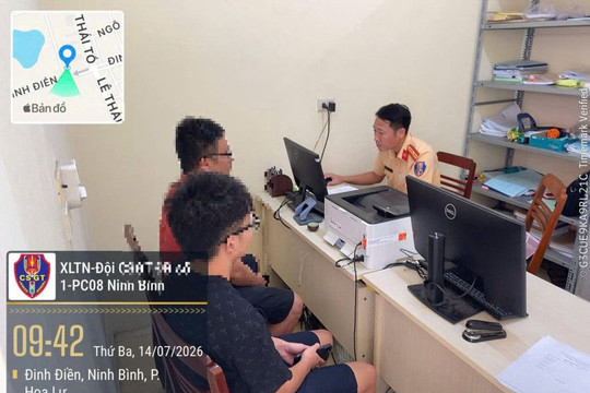 Đánh võng xe máy điện trên phố, nam thiếu niên 16 tuổi bị xử phạt 4,5 triệu đồng