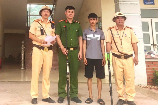Thấy cảnh sát giao thông, người dân giao nộp 2 khẩu súng tự chế