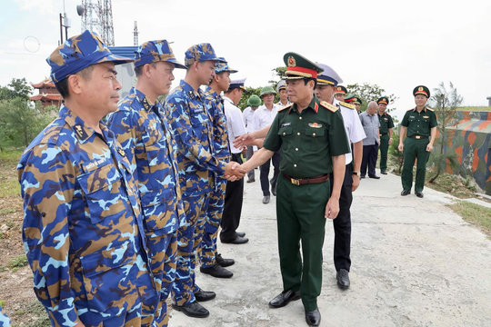 Đại tướng Nguyễn Tân Cương thăm, kiểm tra tại đặc khu Bạch Long Vĩ