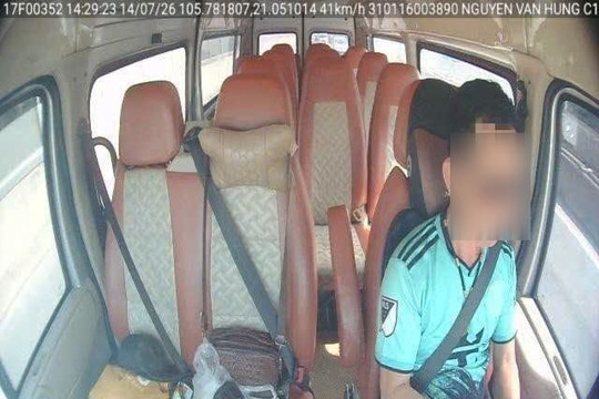 Tài xế xe khách bị lập biên bản vì dùng điện thoại khi điều khiển phương tiện