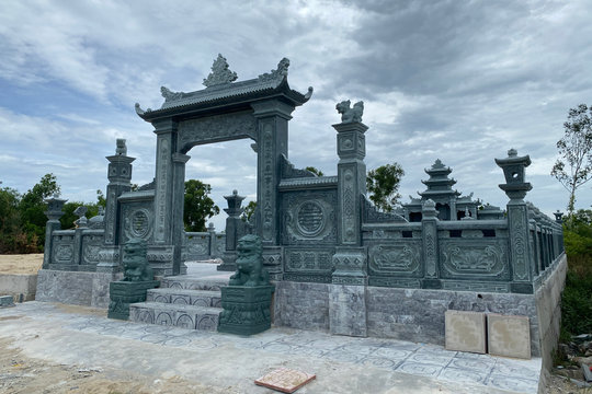 Xuất hiện 3 khu lăng mộ trái phép trên đất xã quản lý