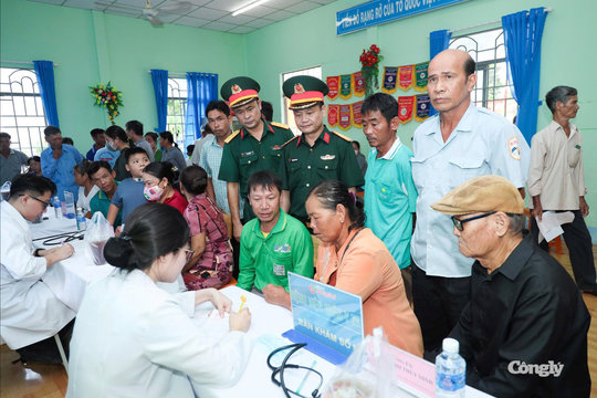 Khám bệnh, tặng quà gia đình chính sách tại Tây Ninh