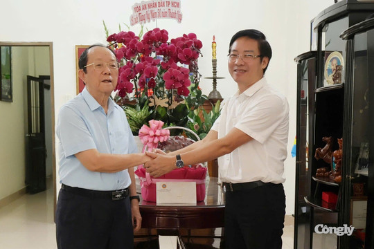 Lãnh đạo TAND TP.HCM thăm nguyên Phó Chánh án TANDTC Lê Thúc Anh