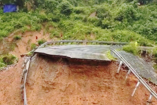 Lai Châu thông xe tạm Quốc lộ 12