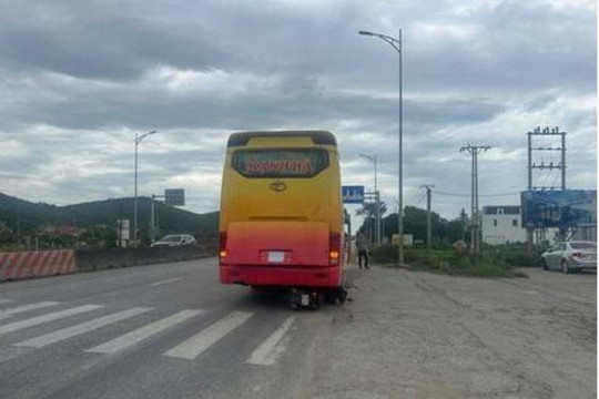 2 mẹ con thương vong do bị xe khách lùi cán qua