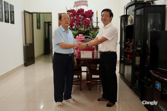 Lãnh đạo TAND TP.HCM thăm nguyên Phó Chánh án TANDTC Lê Thúc Anh
