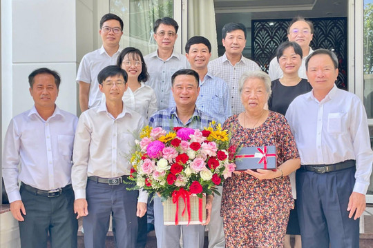 Lãnh đạo TAND TP.HCM tri ân các thế hệ đi trước