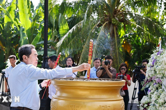 Chủ tịch Quốc hội dâng hương tại Nghĩa trang Liệt sỹ Long Điền Đất Đỏ