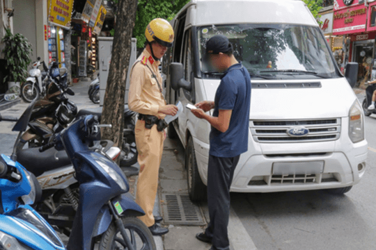 Hà Nội Nhiều ô tô bị cẩu kéo vì đỗ sai quy định trên các tuyến phố trung tâm