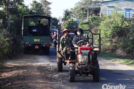 Đảm bảo an toàn khi sử dụng xe máy cày mùa thu hoạch