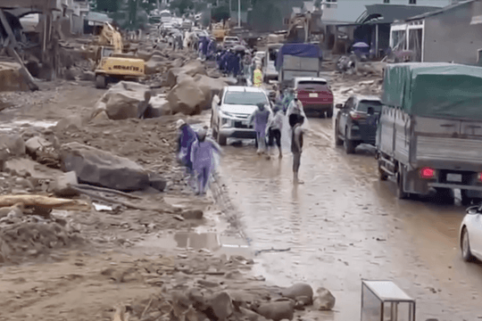 Thông tuyến tạm thời Quốc lộ 32 qua vùng lũ Mường Than