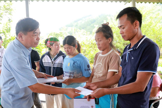 Thứ trưởng Bộ NN&MT Nguyễn Hoàng Hiệp kiểm tra tâm lũ Mường Than