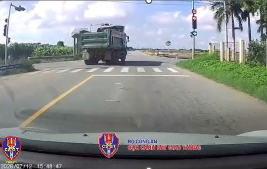 Tiếp nhận phản ánh từ VNeTraffic, CSGT xử lý tài xế vượt đèn đỏ