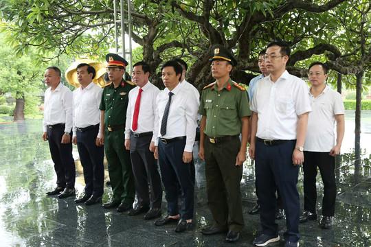 Đoàn đại biểu tỉnh Hưng Yên dâng hương các anh hùng liệt sĩ tại Điện Biên và Sơn La