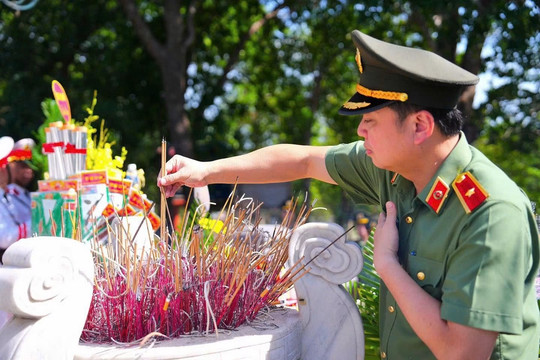 Hành trình về nguồn để viết tiếp lời thề “Vì nước quên thân, vì dân phục vụ”