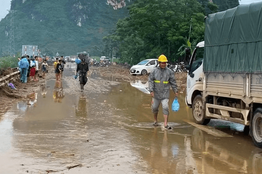 Khẩn trương khắc phục sạt lở, khôi phục giao thông vùng cao sau mưa lũ