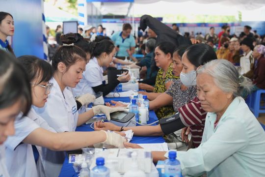 Hợp lực công - tư khám sức khỏe miễn phí cho hàng ngàn người có hoàn cảnh