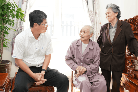 Thăm hỏi, tặng quà gia đình chính sách dịp 27/7