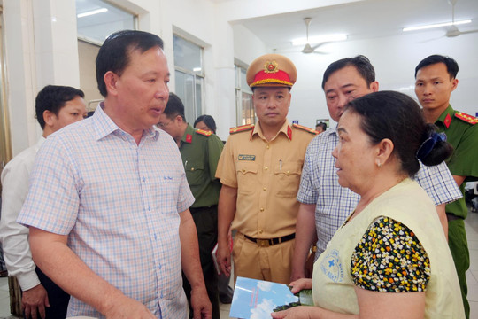 Xe khách bốc cháy dữ dội trên quốc lộ, 7 người tử vong