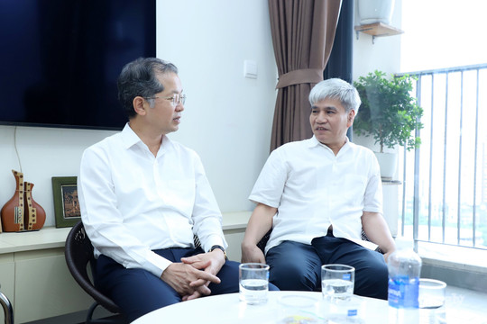 Chánh án TANDTC Nguyễn Văn Quảng thăm hỏi gia đình thân nhân liệt sĩ