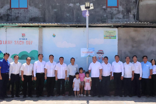 TAND TP.HCM trao tặng công trình "Thắp sáng đường nông thôn" tại xã đảo Thạnh An