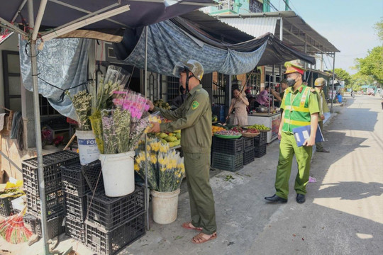 Nam Hải Lăng (Quảng Trị) ra quân giải tỏa hành lang an toàn giao thông