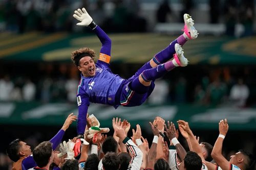 Huyền thoại bóng đá Mexico Guillermo Ochoa chính thức giải nghệ