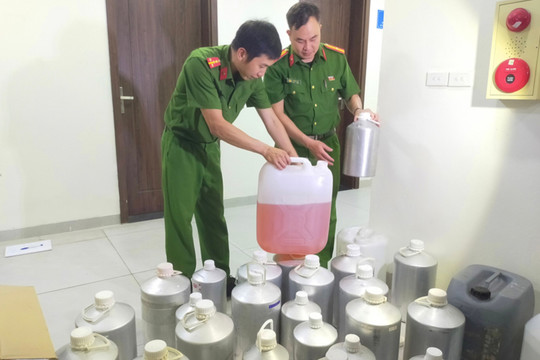 Bóc gỡ đường dây sản xuất, buôn bán nước hoa giả
