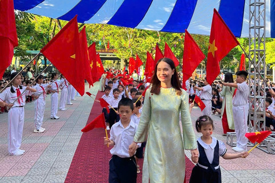Huế xây dựng khung trần các khoản thu trường học