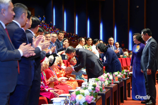 Nối dài hành trình tri ân: Trao lại kỷ vật cho thân nhân liệt sĩ sau hơn nửa thế kỷ