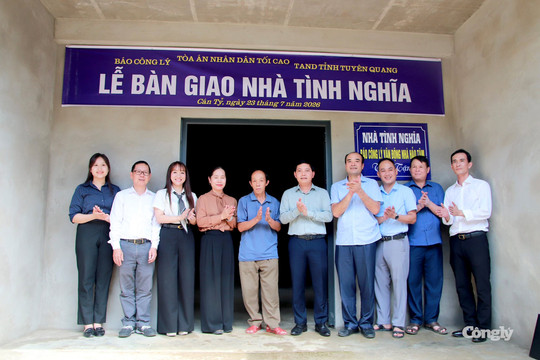 Báo Công lý và TAND tỉnh Tuyên Quang bàn giao nhà tình nghĩa cho 2 gia đình khó khăn ở xã Cán Tỷ