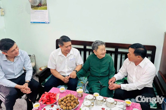 Chánh án TAND tỉnh Lâm Đồng thăm, tặng quà Mẹ Việt Nam Anh hùng