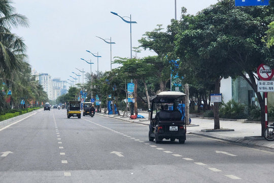 Biển Sầm Sơn: Xe điện vào nền nếp, mô tô nước còn nhiều bất cập