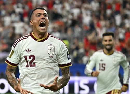 Nhà vô địch Pedro Porro tri ân ông nội bằng món quà ý nghĩa nhất sau World Cup