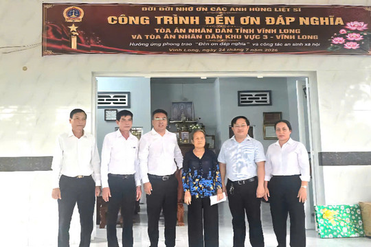 TAND tỉnh Vĩnh Long trao kinh phí sửa chữa nhà cho gia đình Mẹ Việt Nam Anh hùng