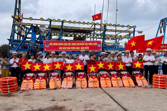 Trung đoàn 251 tri ân gia đình chính sách, nhận đỡ đầu con ngư dân khó khăn