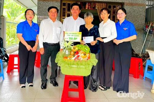 Lãnh đạo TAND tỉnh An Giang thăm, tặng quà gia đình chính sách