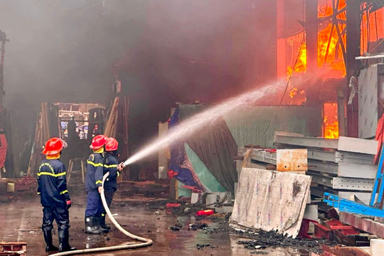 Cháy lớn xưởng sản xuất kính tại Thái Nguyên