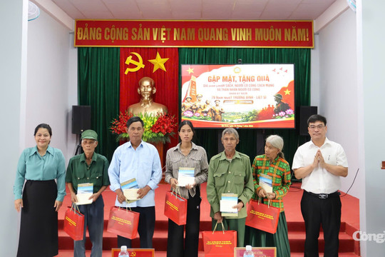 TAND hai cấp tỉnh Quảng Ngãi trao quà tri ân người có công tại xã Rờ Kơi
