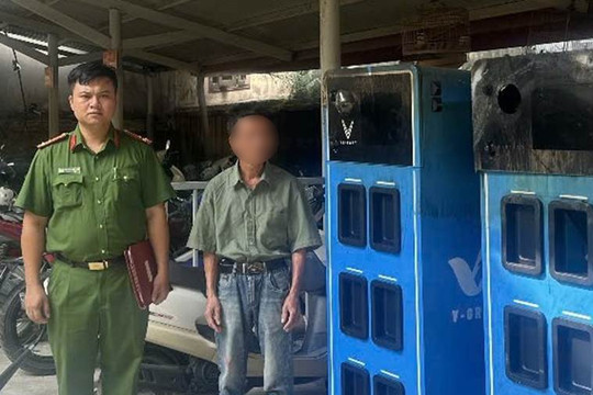 Bắt giữ đối tượng hủy hoại tủ pin xe máy điện