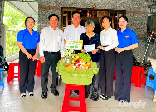 Lãnh đạo TAND tỉnh An Giang thăm, tặng quà gia đình chính sách