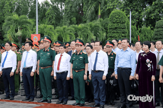 Đại tướng Phan Văn Giang dâng hương tưởng niệm các Anh hùng liệt sĩ tại Lâm Đồng