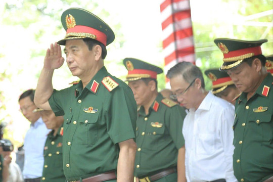 Đại tướng Phan Văn Giang dâng hương Anh hùng liệt sĩ tại Công viên Lê Thị Riêng