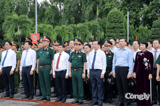 Đại tướng Phan Văn Giang dâng hương tưởng niệm các Anh hùng liệt sĩ tại Lâm Đồng